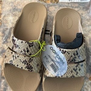 Oofos woman slides